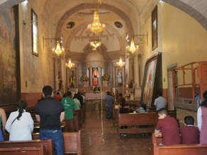 Altar de cantera. Mesa de cantera para  celebrar , altares de cantera. Piso de madera. Bancas de buena madera. 5 candiles. Fachada. Cúpula. Torre. Atrios. Más la iglesia de la guananchita. El padre Alfredo es un padre de trabajo.