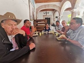 El padre pensativo. Con los nuevos amigos de Ciudad Hidalgo. Lo que sí necesita el padre, es un sacerdote que le ayude en la parroquia con las misas de todo el municipio . El padre Alfredo Ya tiene 71 años.